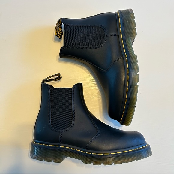 NWOT Dr. Martens Napa Leather Chelsea Boot - Picture 3 of 5